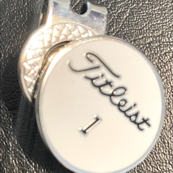 3 magnetic Titlest golf ball marker set with hat clip - Picture 3 of 5
